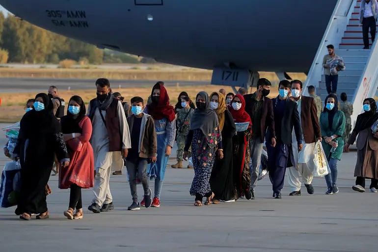 কাবুল থেকে ছেড়ে আসা যুক্তরাষ্ট্রের একটি উদ্ধারকারী উড়োজাহাজ স্পেনে অবতরণ করার পর বেরিয়ে আসছেন প্রাণ বাঁচাতে পালিয়ে আসা আফগানরা। ৩১ আগস্ট, ২০২১